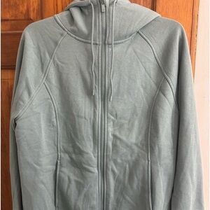 I am selling a woman’s all in motion sweatshirt never been worn tags are off